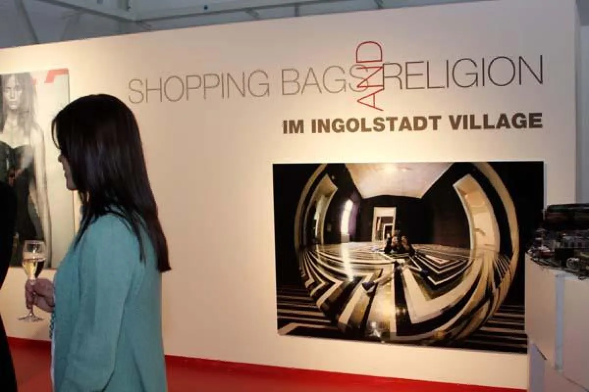 Hubertus von Hohenlohe: Vernissage Shopping bags and religion