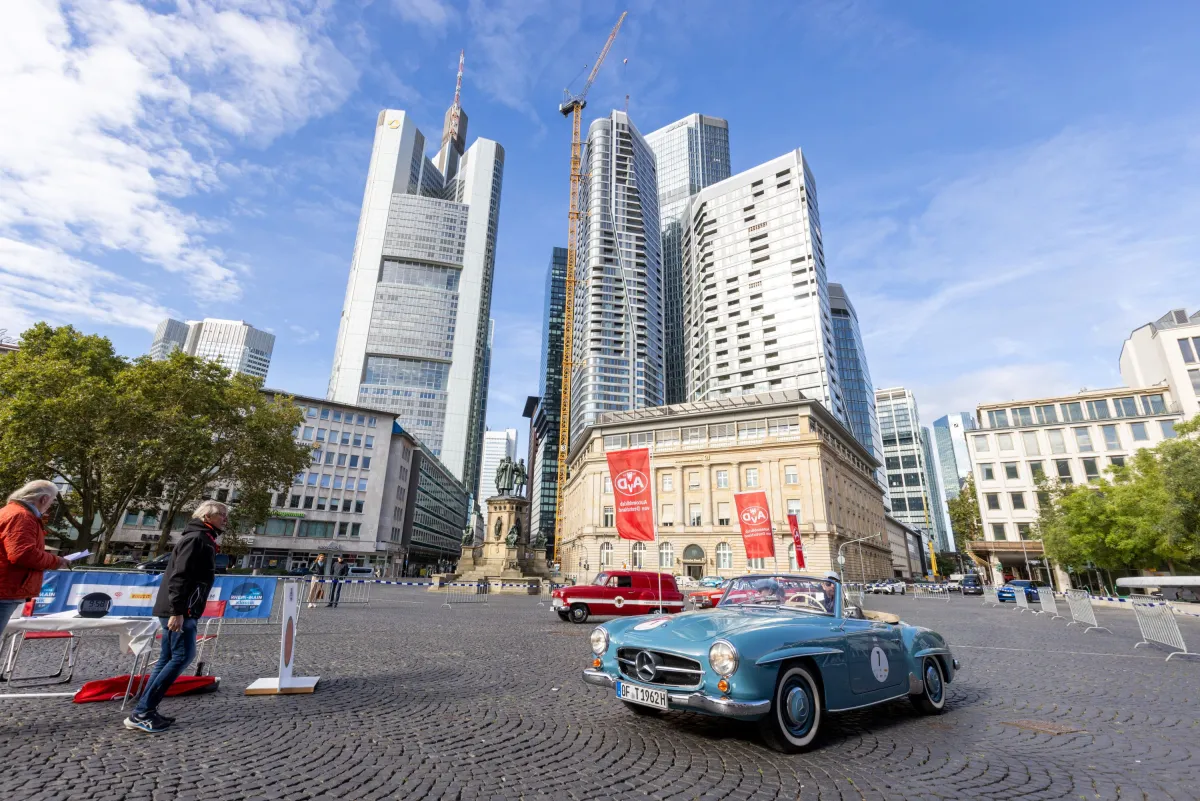 Die 1. RHEIN-MAIN-KLASSIK bei einer Wertungsprüfung auf dem Roßmarkt in Frankfurt am Main. (© B&M Marketing)