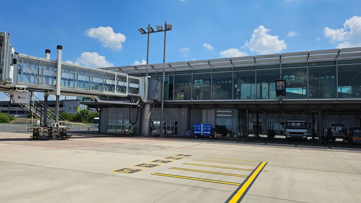 Flughafen Paderborn/Lippstadt wird von Modelle aus Steinen aus Klemmbausteinen gebaut