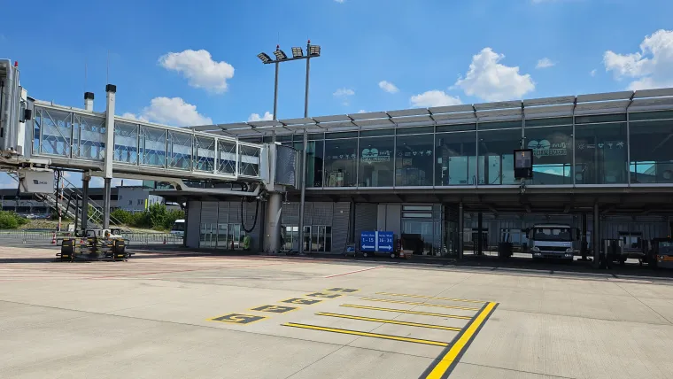 Bild: Modelle-aus-Steinen baut im Auftrag des Fraunhofer Instituts den Flughafen Paderborn aus Lego Klemmbausteinen