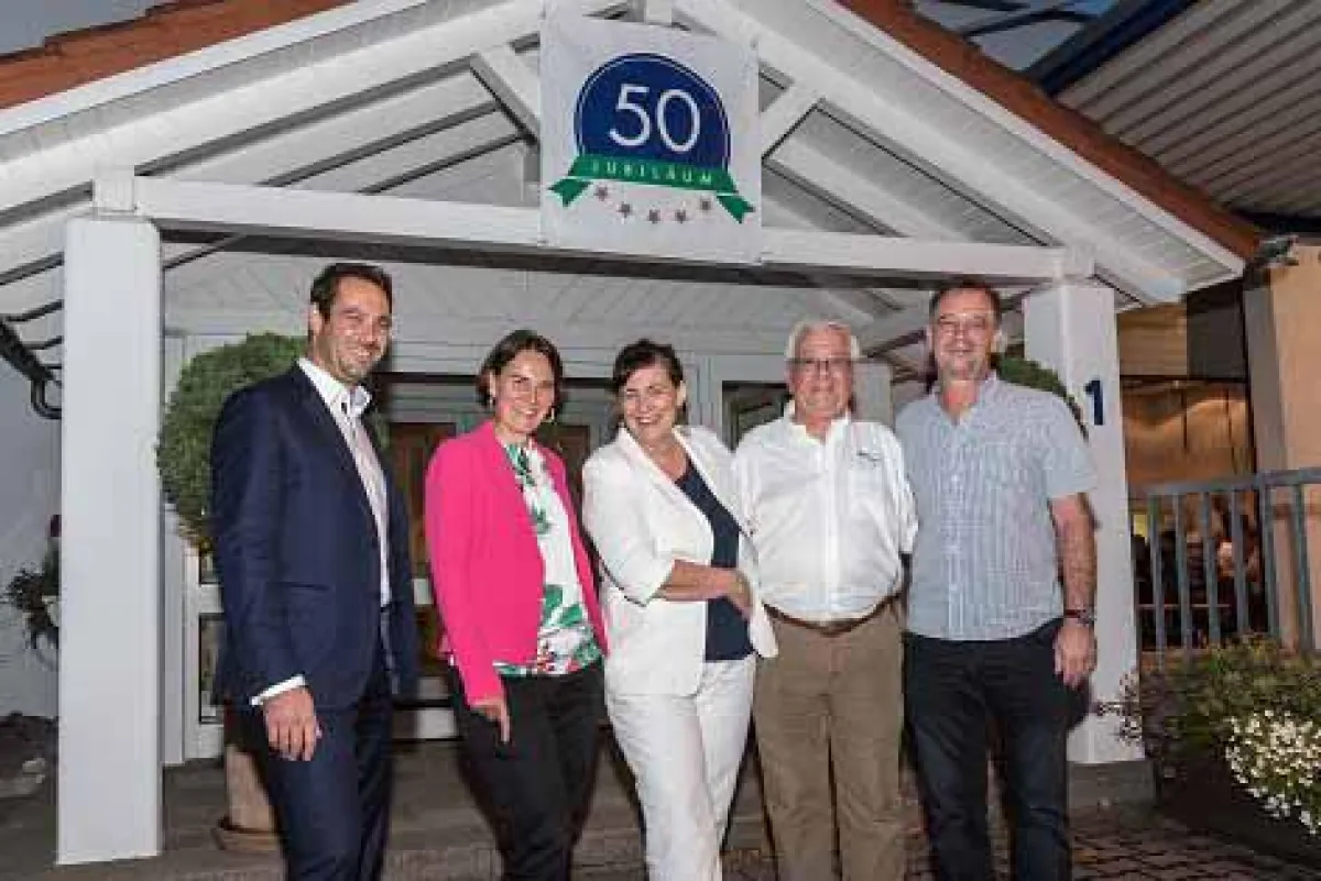 Die Personen von links: Jan Moll Geschäftsführer dtm, Elisabeth Kugel Bürgermeisterin Meckenbeuren,