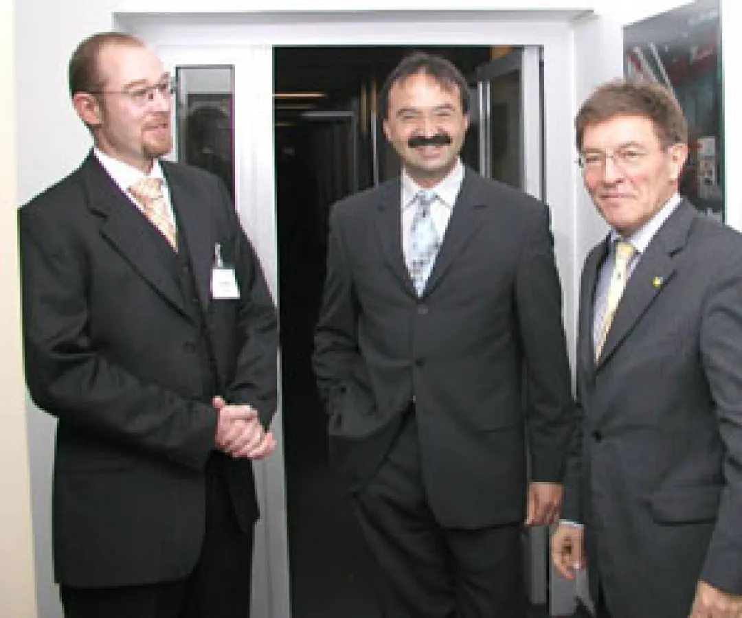 Foto (Archiv): Volker Liebig (Orga Lab) zusammen mit Prof. Dr. Gerhard Müller (MÜLLER-BBM) und Staatsminister Eberhard Sinner in Planegg
