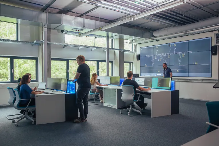 KI-Assistenz für die Netzleitwarte: Fraunhofer IOSB-AST stellt GridCompanion auf der VDE Schutz- & Leittechnik 2026 vor Bild: KI-Assistenz für die Netzleitwarte: Fraunhofer IOSB-AST stellt GridCompanion auf der VDE Schutz- & Leittechnik 2026 vor