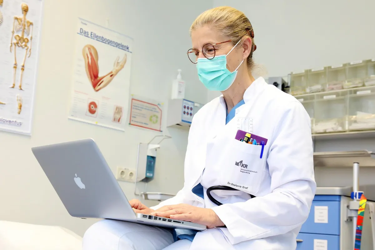 Der Patient kann sich via Link in die Videokonferenz einwählen. (© UKR/Vincent Schmucker)