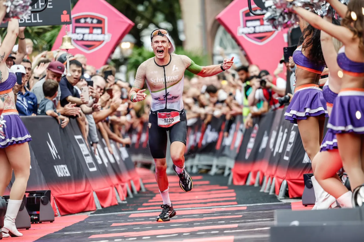 Jonas Hoffmann beim Zieleinlauf zum 6. Platz beim Ironman Frankfurt 2024 (© Jonas Hoffmann)