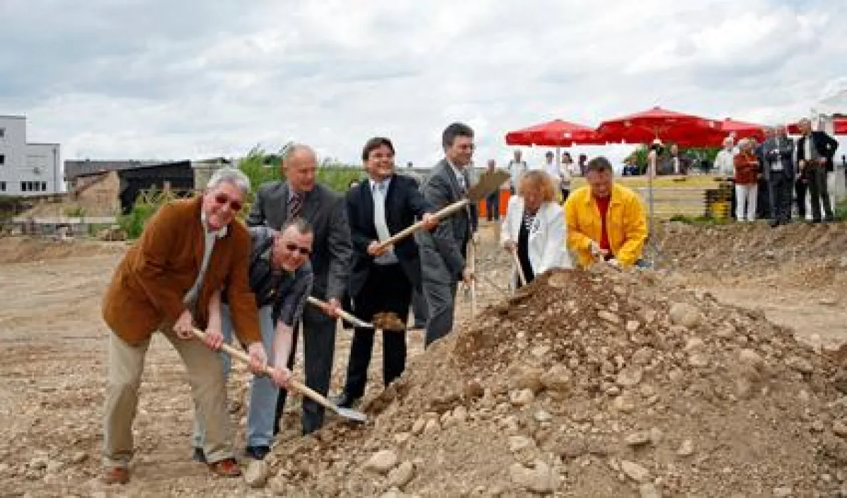 Der symbolische erste Spatenstich erfolgte durch (von links): Gerolf Staschull, Berthold Bock, Hubert Nixdorf, Ralf Klausmann, Dr. Dieter Salomon, Margot Queitsch, und Walter Krögner.
