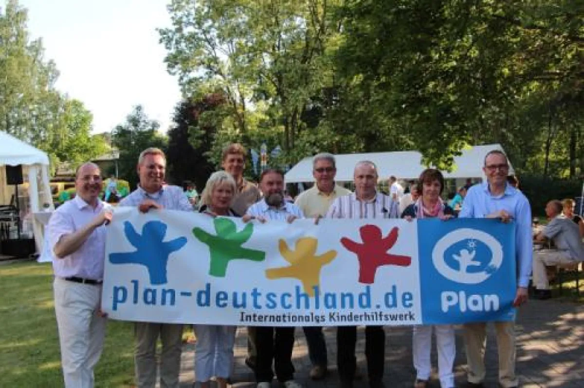 Olaf (l.) und Arnulf Piepenbrock (r.), Regionalgeschäftsführer Holger Klische (2. v. l.) und die lok