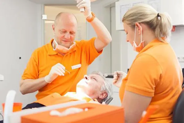 Bild: Die 5 häufigsten Fragen an den Zahnarzt - Experte Dr. Christoph Sliwowski aus Düsseldorf weiß Rat