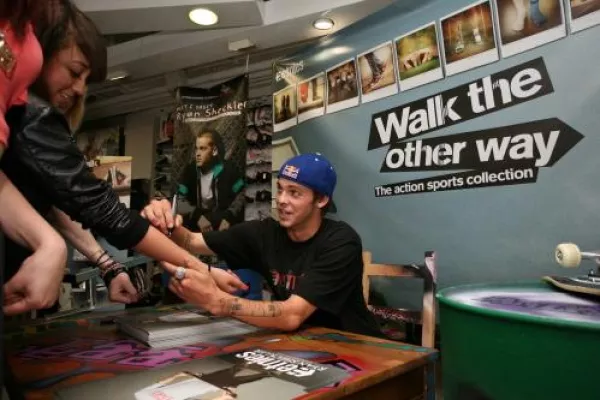 Bild: Pro-Skater Ryan Sheckler präsentiert den Launch der „Walk The Other Way”-Kollektion bei Foot Locker in London