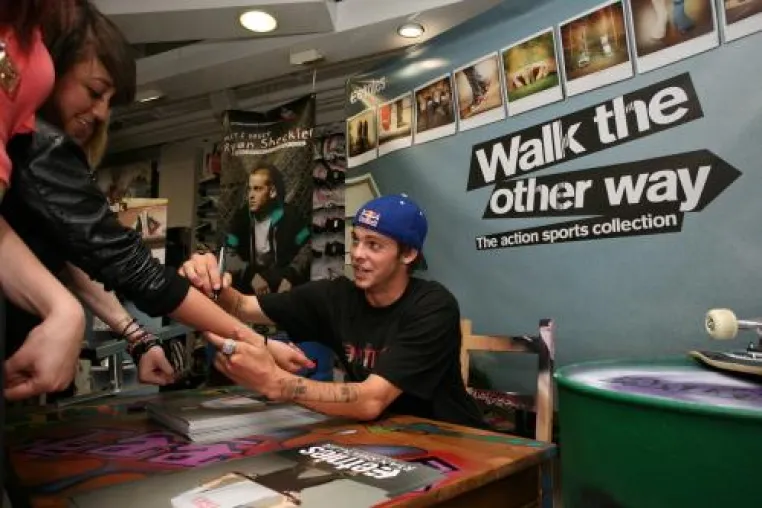 Bild: Pro-Skater Ryan Sheckler präsentiert den Launch der „Walk The Other Way”-Kollektion bei Foot Locker in London
