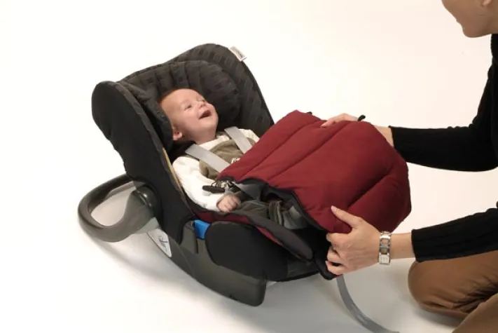 Bild: Neuer Fußsack unterstützt Sicherheit moderner Babysitzschalen