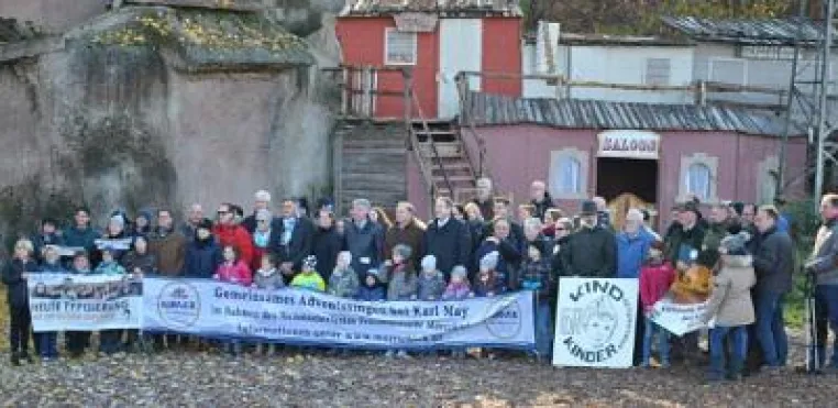 Bild: Riesen-Adventskranz scheint in königlichem Licht