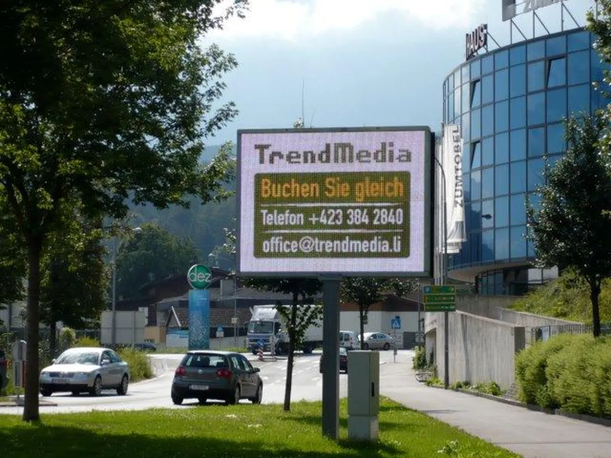 Outdoor LED-Werbetafel gesteuert über Stinova Digital Signage Software