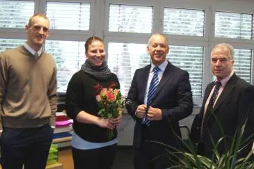 Die H:G gratuliert Sabine Grünert und dem Team Berlin 1 zur deutschen Meisterschaft im Synchroneiskunstlauf Bild: Die H:G gratuliert Sabine Grünert und dem Team Berlin 1 zur deutschen Meisterschaft im Synchroneiskunstlauf