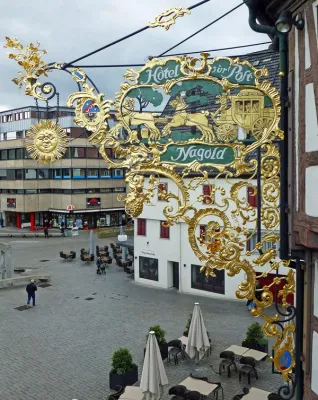 Bild: Historisches Wirtshausschild der 'Alten Post' in Nagold wird aufwaendig restauriert