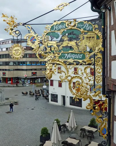 Bild: Historisches Wirtshausschild der 'Alten Post' in Nagold wird aufwaendig restauriert