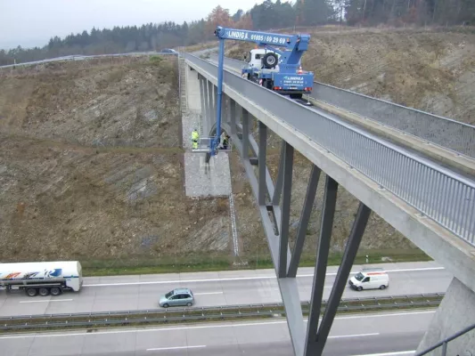 Brückenkontrollen von oben und von unten: Variabler Höhenzugang mit Arbeitsbühne von System Lift Bild: Brückenkontrollen von oben und von unten: Variabler Höhenzugang mit Arbeitsbühne von System Lift