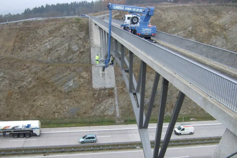Bild: Brückenkontrollen von oben und von unten: Variabler Höhenzugang mit Arbeitsbühne von System Lift