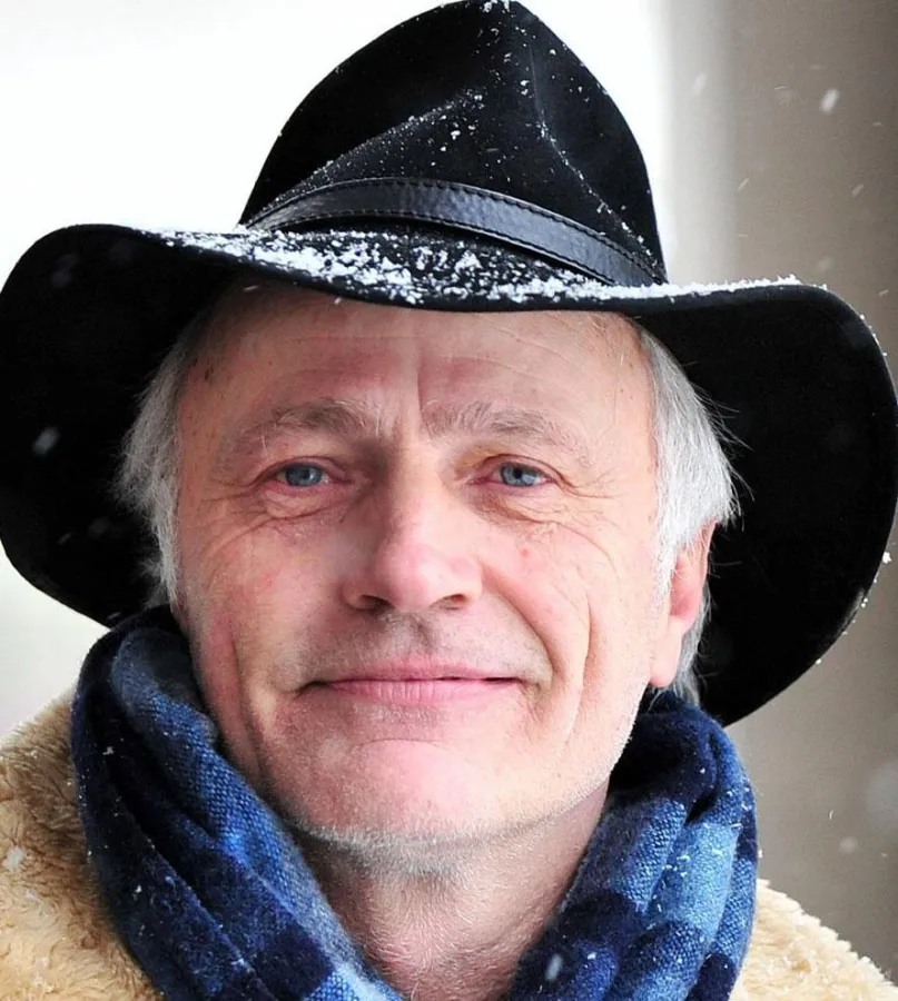 Schauspieler Gerhard Acktun spricht das Hörbuch 