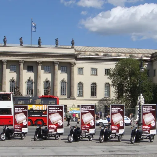 Bild: Werbekampagne für neue DSL-Offensive von Versatel mit mobilen Ambientmedien von Poster4City