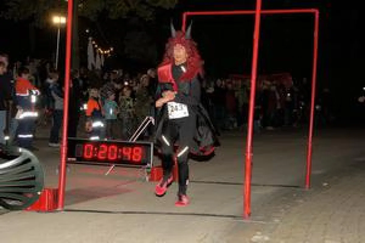 Läuferin beim zieleinlauf