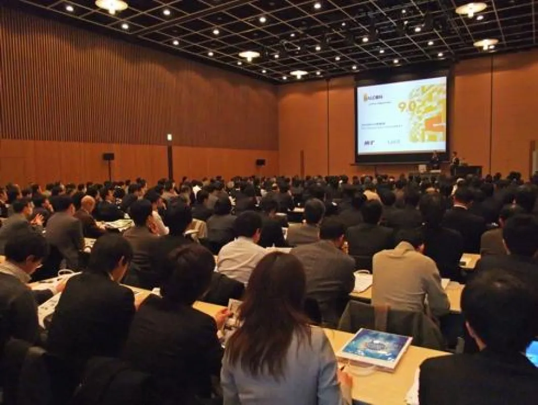 HALCON 9.0: Zu den HALCON-Anwenderseminaren in Japan kamen 600 Entscheider und Ingenieure der japanischen Industrie, hier etwa 300 Teilnehmer in Tokyo.