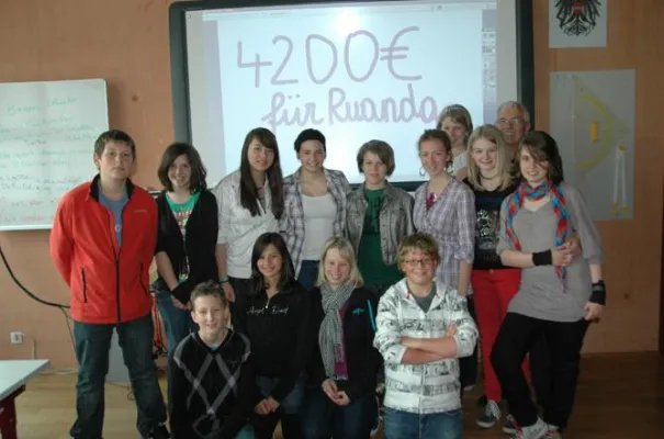 Bild: Schüler aus Tirol sammeln über 4.000 € für Ruanda Stiftung