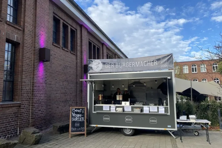 Derburgermacher.de: Gaumenfreuden auf Rädern – Ihr Gourmet-Burger-Catering für unvergessliche Events Bild: Derburgermacher.de: Gaumenfreuden auf Rädern – Ihr Gourmet-Burger-Catering für unvergessliche Events