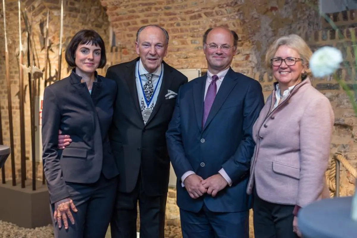 Ehrensenator Rolf Königs mit Institutsleiterin Professorin  Maike Rabe (links), Hochschulpräsident Professor Hans-Hennig von Grünberg und Senatsvorsitzende Professorin Dagmar Ackermann.  (Roman Bracht