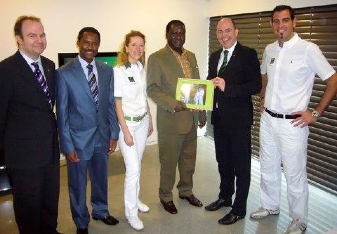 Kenias Premierminister Raila Odinga (3. V. re.) konnte nach der Behandlung schnell wieder mit Marc Löchner (kaufm. Leiter), Andrew Kihurani (stellv. Botschafter), Dr. Margit Weiß sowie den Doktoren Mi