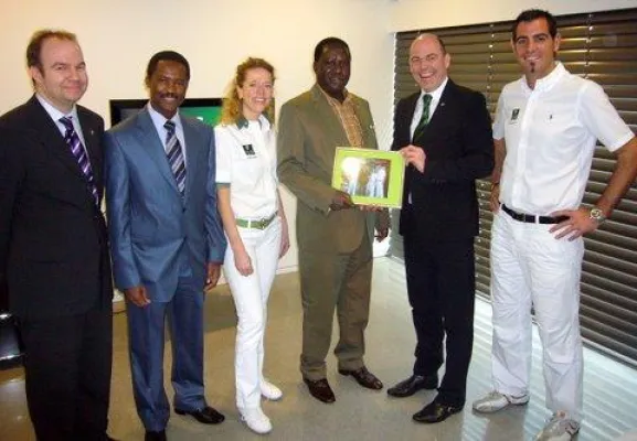 Bild: Kenias Präsident Raila Odinga als Patient in der Ulmer Opus DC Dentalclinic