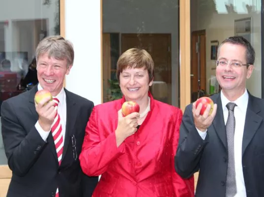 Bild: Tag der Zahngesundheit 2012 „Gesund beginnt im Mund - mehr Genuss mit 65 plus"