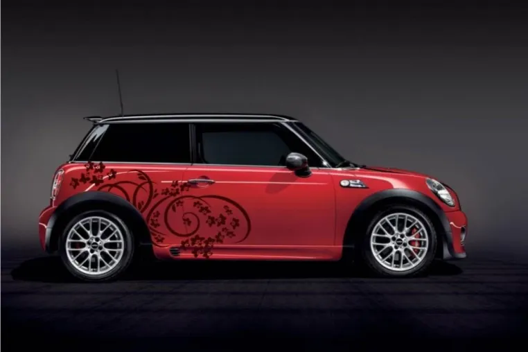 Florale Autoaufkleber – Immer mehr Frauen stylen ihr Auto individuell. Bild: Florale Autoaufkleber – Immer mehr Frauen stylen ihr Auto individuell.