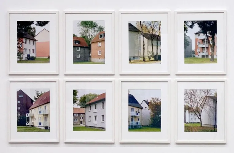 "Siedlungshäuser, Essen" von Bernd Kleinheisterkamp in der Galerie Mikro, Düsseldorf Bild: "Siedlungshäuser, Essen" von Bernd Kleinheisterkamp in der Galerie Mikro, Düsseldorf