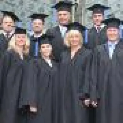Bild: Bachelor-Studenten feiern in Talar und Doktorhut erfolgreichen Abschluss