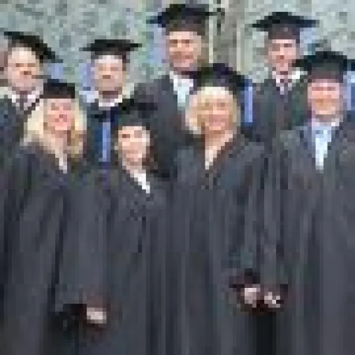 Bild: Bachelor-Studenten feiern in Talar und Doktorhut erfolgreichen Abschluss