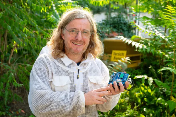 Bild: Im neuen „Bee Lab“ am Campus Dieburg arbeiten Studierende in Projekten mit Bienen