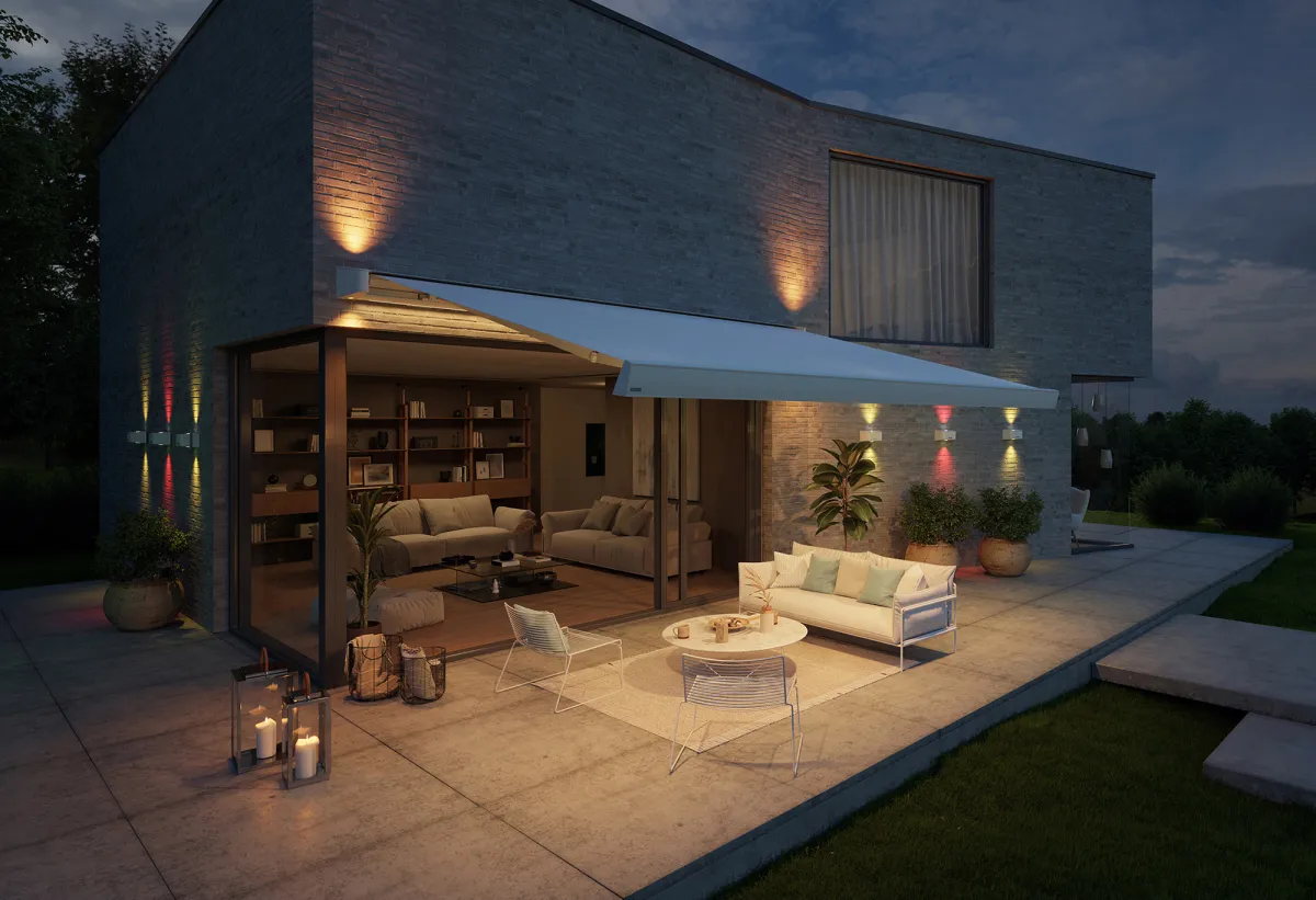 Alle Markisenmodelle von markilux mit LED-Technik bieten jetzt farbiges Licht (© markilux)