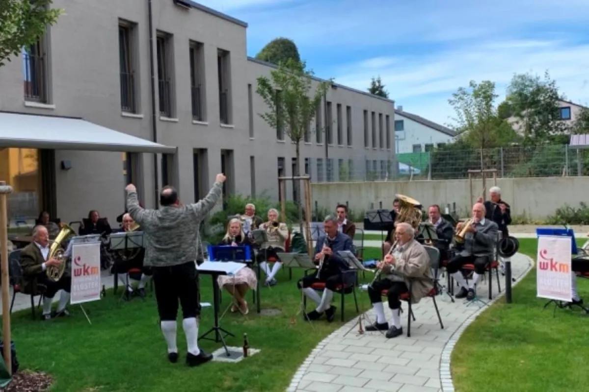 Die Wiblinger Kloster Musikanten spielten zur Feier des Tages im Innenhof Hauses.