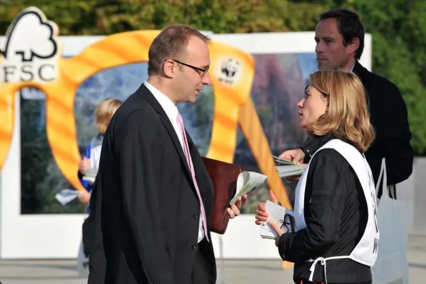 Blick durch die „FSC-Brille“ - Nachhaltige Gartenprodukte aus FSC-Holz auf der spoga 2009 Bild: Blick durch die „FSC-Brille“ - Nachhaltige Gartenprodukte aus FSC-Holz auf der spoga 2009