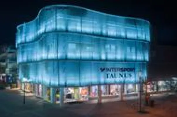 Bild: DIP-Partner AENGEVELT vermittelt Highstreet-Geschäftshaus im Hochtaunuskreis