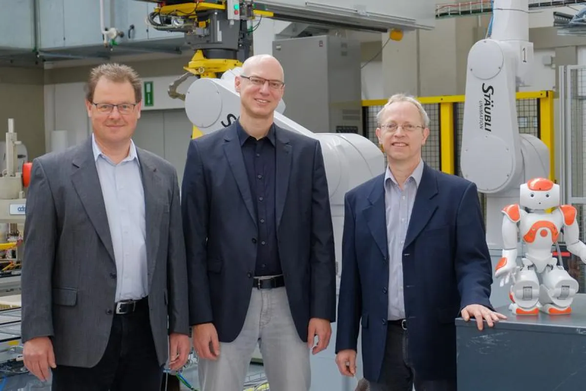 Drei Professoren und ein Nao im Robotiklabor: Prof. Dr. Dirk Rokossa, Prof. Dr. Siegmar Lampe und Prof. Dr. Clemens Westerkamp, Sprecher (v.l.) leiten das Kompetenzzentrum „I4os - Industrie 4.0