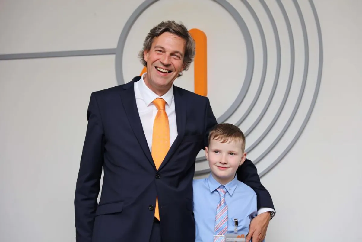 Peter Kaiser, Marketingleiter Europa, zusammen mit Marvin Eigner beim Tag der offenen Tür.