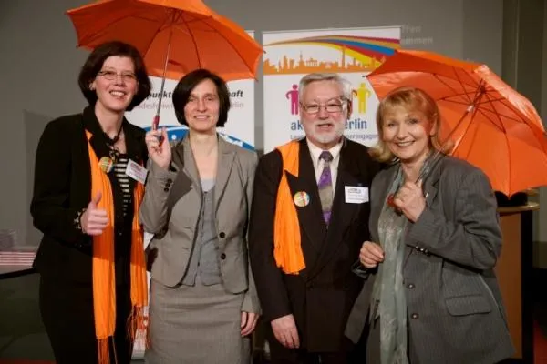 Kurssprung der Besucherzahl beim Börsenstart: 3. Berliner Freiwilligenbörse eröffnet Bild: Kurssprung der Besucherzahl beim Börsenstart: 3. Berliner Freiwilligenbörse eröffnet