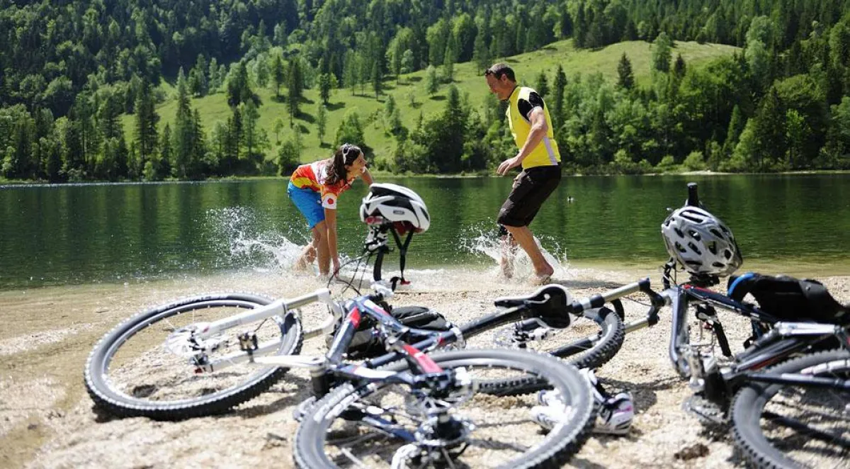 Radfahrer am Ferchensee / Alpenwelt Karwendel (W. Ehn)