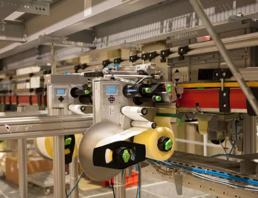 Bild: 37.000 Etikettierungen am Tag im ROSSMANN Zentrallager: Hermes+ Systeme von cab kennzeichnen Gefahrgut