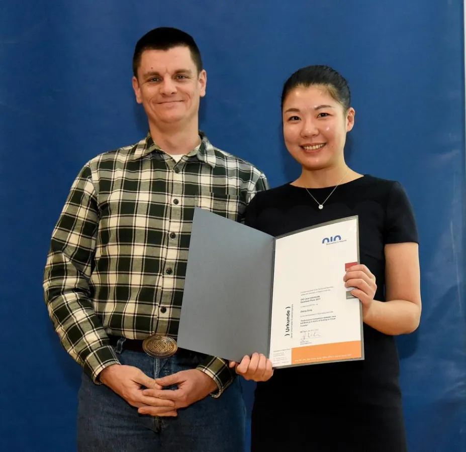 Steffen Schluff von OIO überreicht den Java Informatik Exzellenzpreis an Zheng Zeng (Foto: Troester)