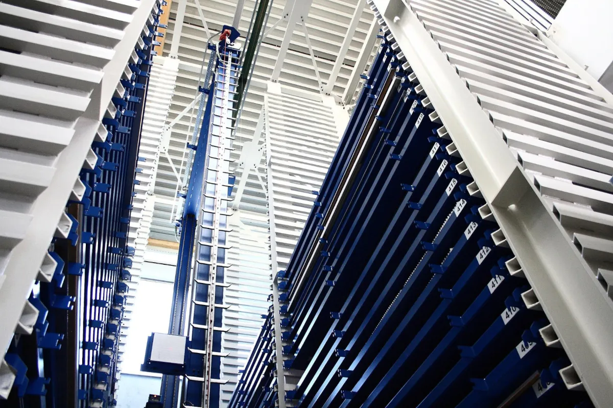 Das STOPA COMPACT II Blechlager verbindet intralogistisch zwei Stockwerke