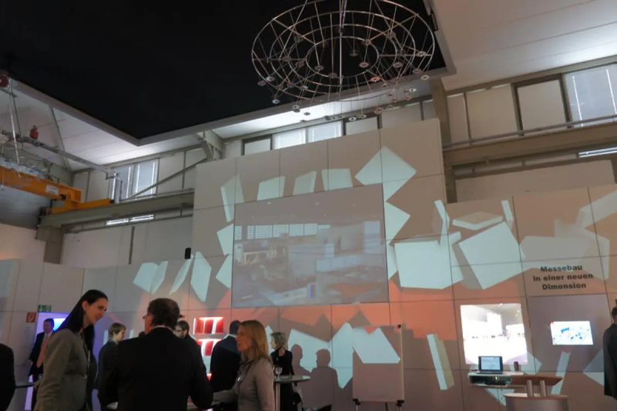 Showroom-Eröffnung mit großflächiger Videoprojektion u.a. Highlights