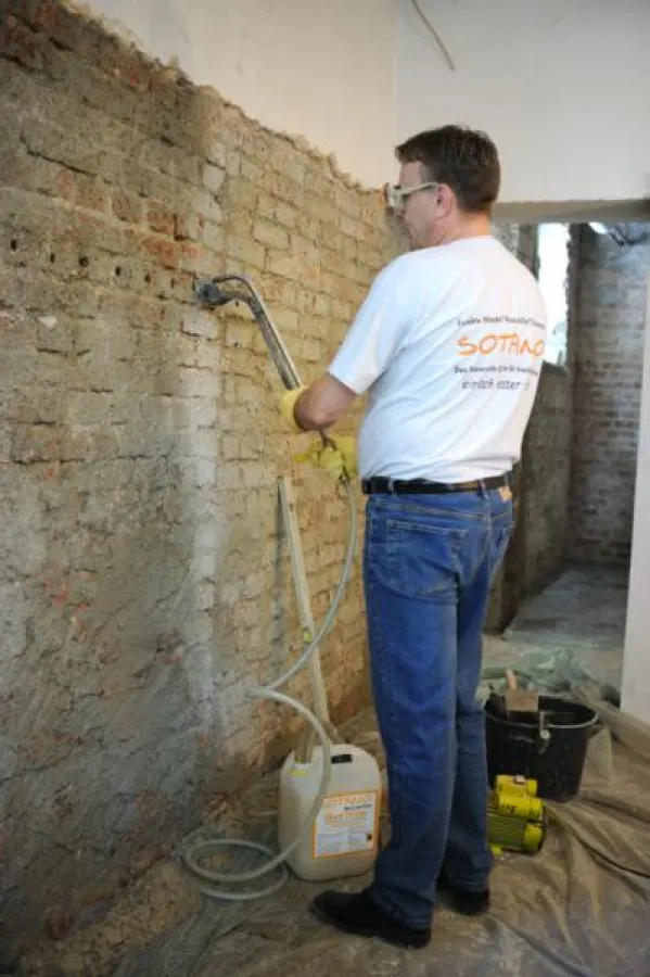 Martin Spickhoff demonstriert die Einrichtung einer Horizontalsperre.